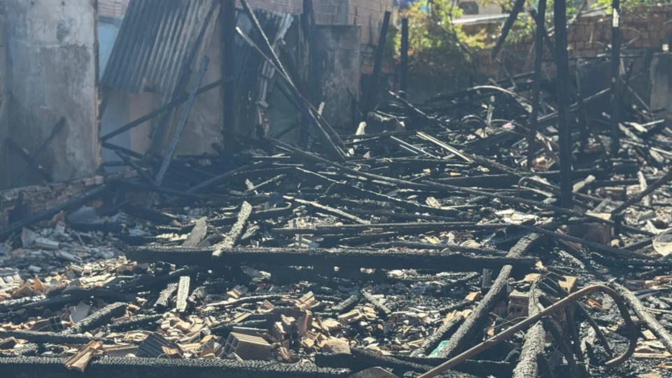 Incêndio devasta nove residências no Morro da Liberdade em Manaus: Famílias perdem tudo e sofrem com saques