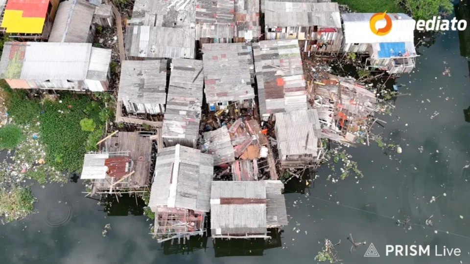 Duas casas de palafita desabam na região do Bariri, deixando moradores sem moradia