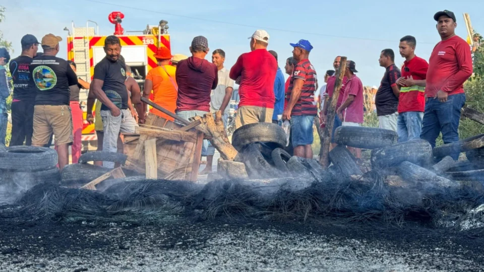 Protesto no Ramal do Brasileirinho exige asfaltamento e melhorias na comunidade