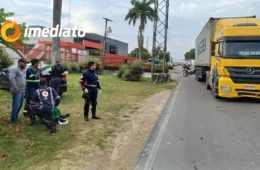 Veja o vídeo: Motociclista fica preso debaixo de carreta em acidente no Distrito Industrial