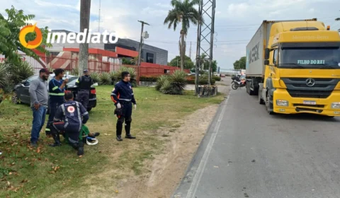Veja o vídeo: Motociclista fica preso debaixo de carreta em acidente no Distrito Industrial