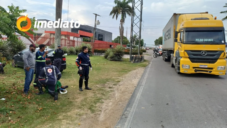 Veja o vídeo: Motociclista fica preso debaixo de carreta em acidente no Distrito Industrial