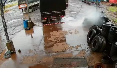 VEJA VÍDEO: Borracheiro escapa por segundos de acidente após explosão de pneu no Paraná