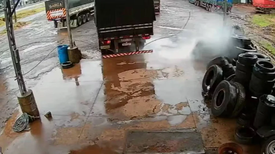 VEJA VÍDEO: Borracheiro escapa por segundos de acidente após explosão de pneu no Paraná