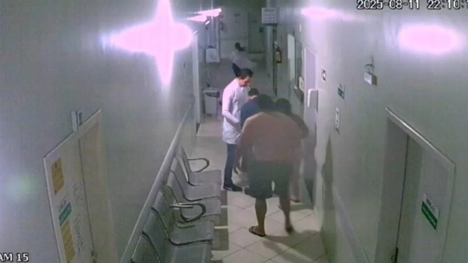 Veja momento que equipe de enfermagem salva bebê de engasgo em UPA no Paraná