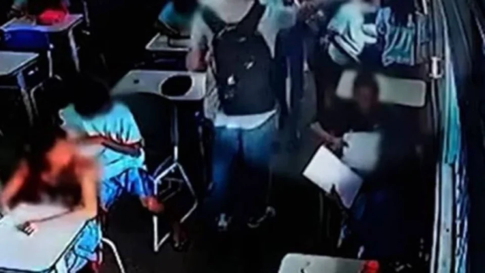 Veja momento em que professor joga água em aluna no DF