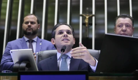 Câmara aprova urgência para regra que suspende deputados por obstrução de sessões