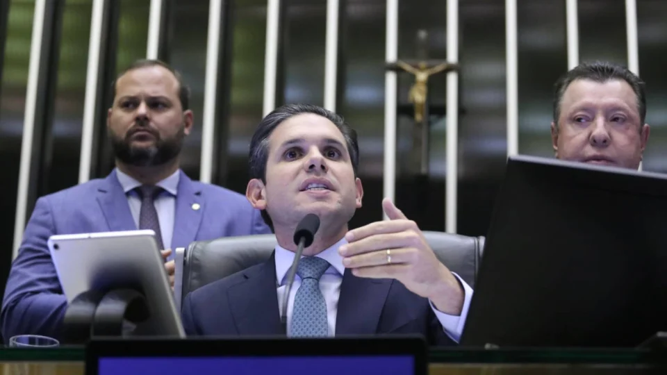 Câmara aprova urgência para regra que suspende deputados por obstrução de sessões
