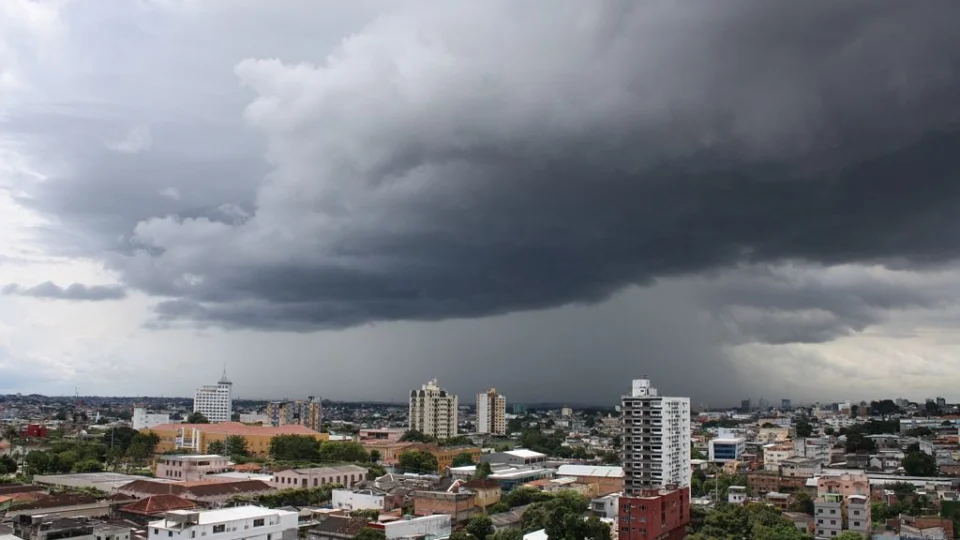 Manaus registra mais que o dobro da média histórica de chuva para agosto em 2025, aponta Climatempo