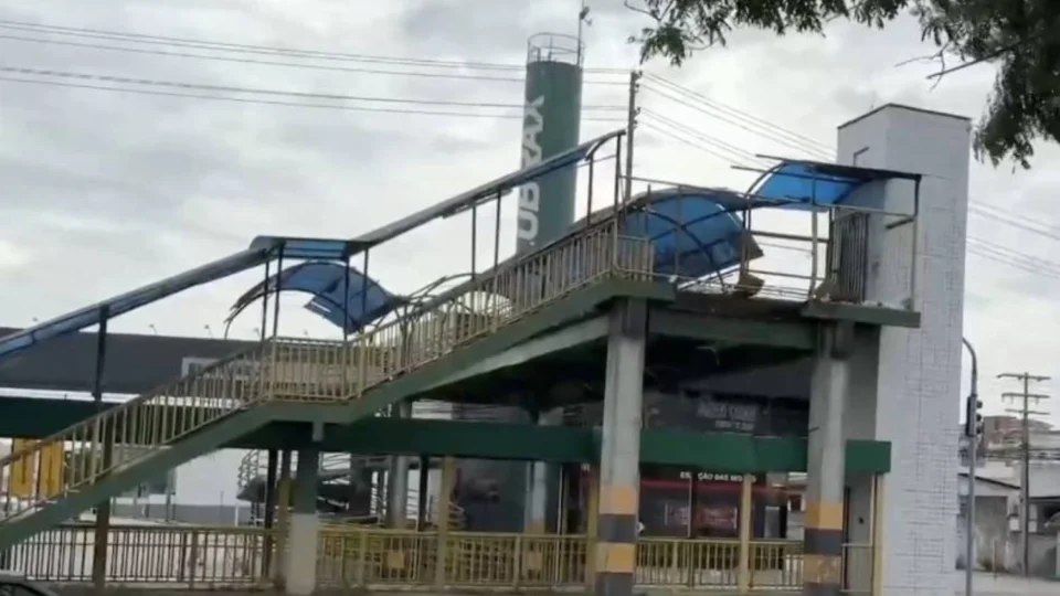 Prefeitura de Manaus inicia demolição de passarela na Torquato Tapajós neste domingo (03)