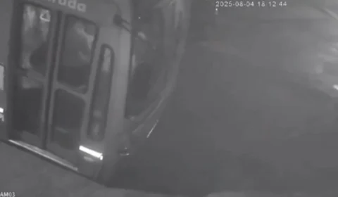 VEJA VÍDEO: Ônibus desgovernado bate em muro de casa em Belo Horizonte