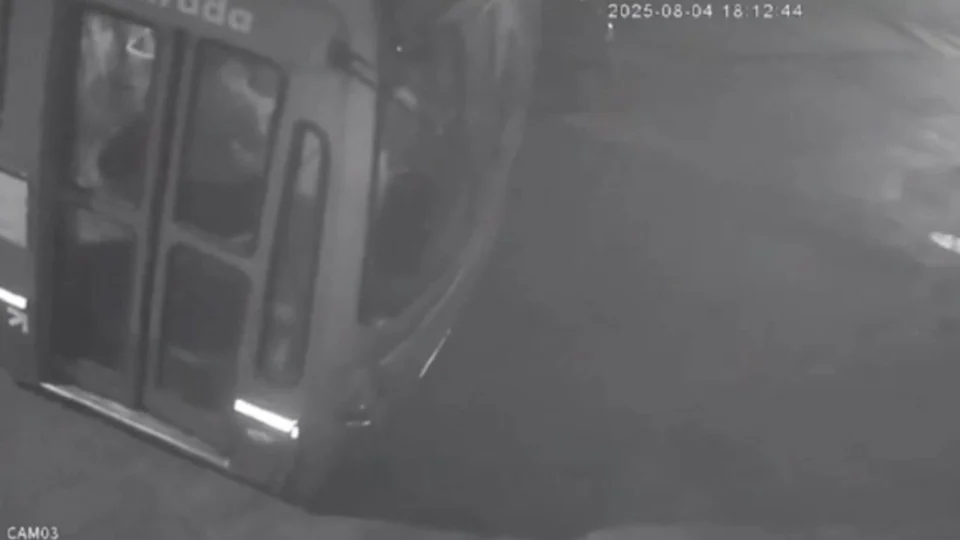 VEJA VÍDEO: Ônibus desgovernado bate em muro de casa em Belo Horizonte