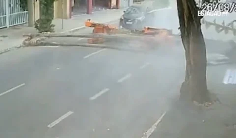 VEJA VÍDEO: Guindaste cai no meio da rua e quase atinge carros e pedestres em São Paulo