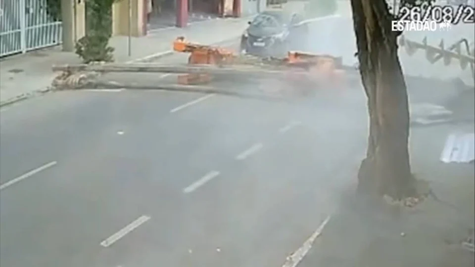 VEJA VÍDEO: Guindaste cai no meio da rua e quase atinge carros e pedestres em São Paulo