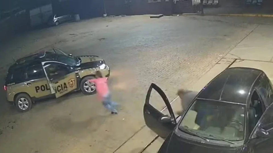 Veja o vídeo: Mulher pula de carro e é salva por PMs após sequestro de ex