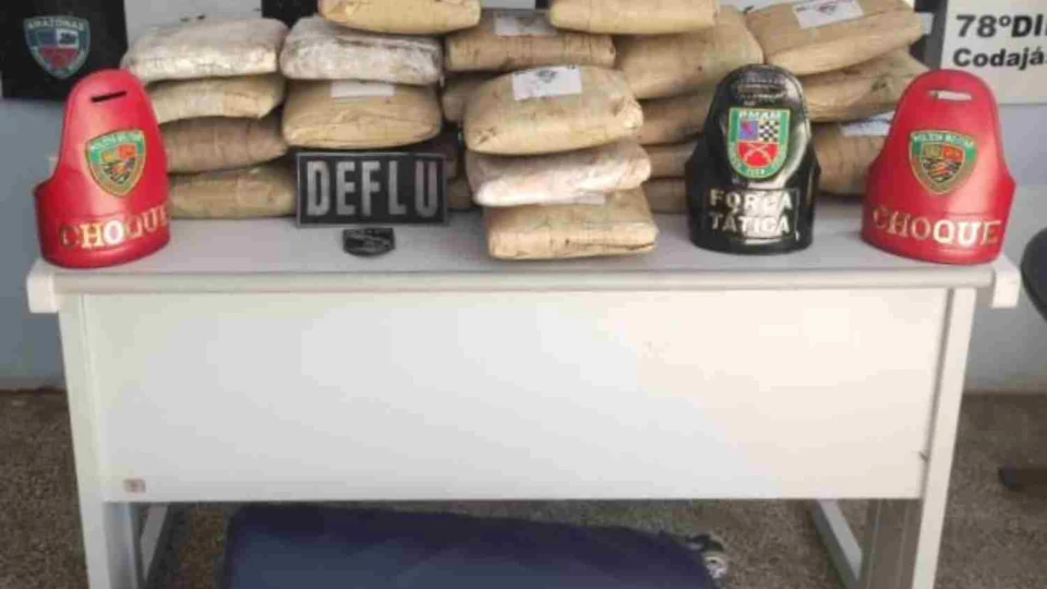 Operação Fronteira Mais Segura prende mulher com 25 tabletes de skunk em embarcação no Amazonas