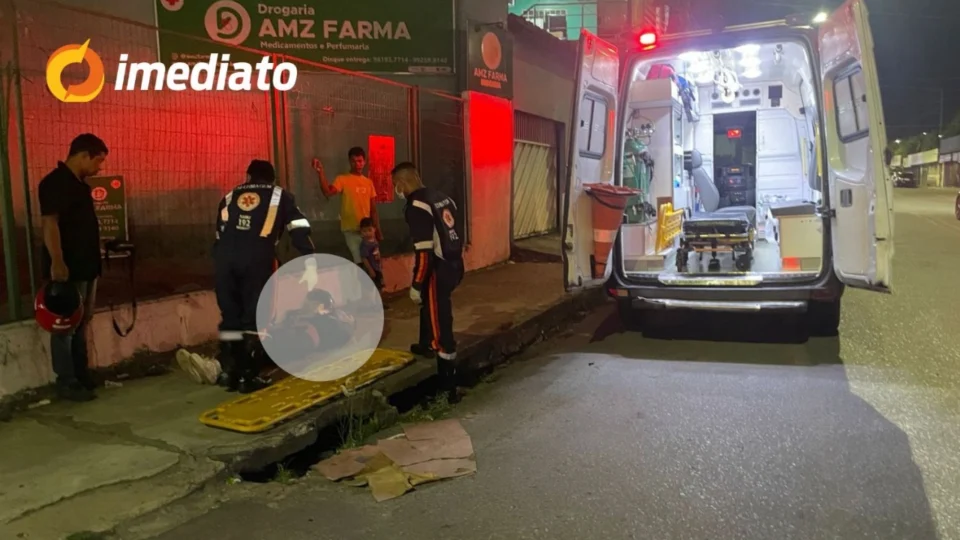 Motociclista fica ferido após colisão com carro na Rua Alexandre Magno, bairro Parque 10