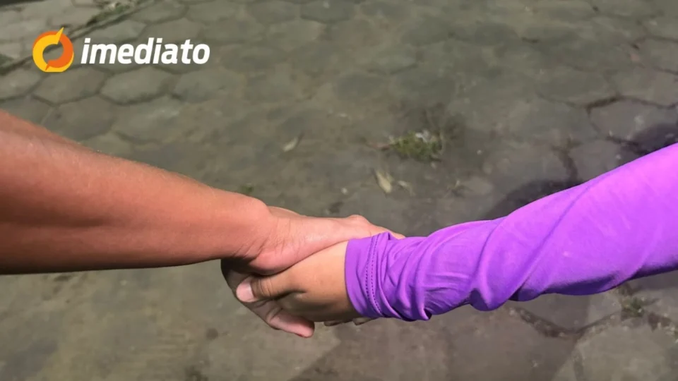 VÍDEO: Homem é conduzido à delegacia após tentar abraçar e colocar menino no colo em Boa Vista