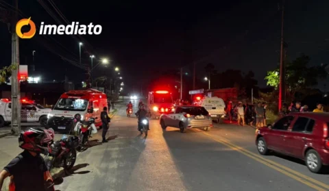 Colisão entre motocicletas deixa três pessoas gravemente feridas no bairro Colônia Antônio Aleixo
