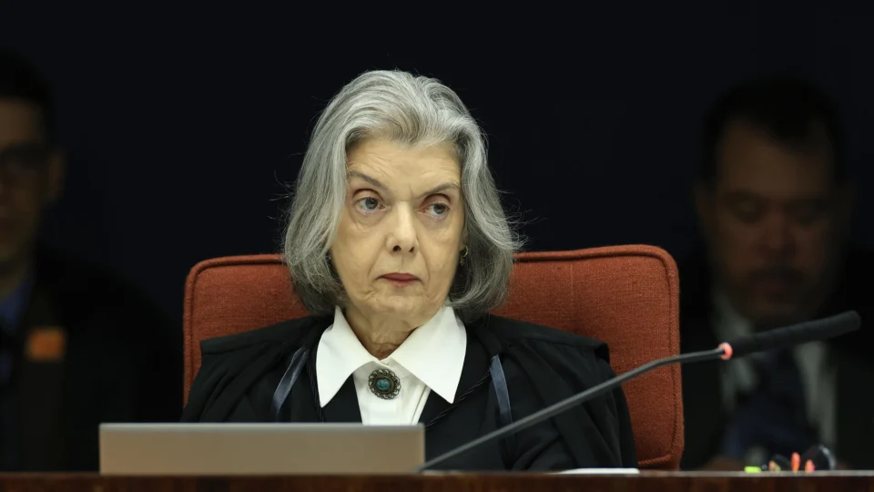 STF: Cármen Lúcia forma maioria para condenar Bolsonaro e outros réus por organização criminosa