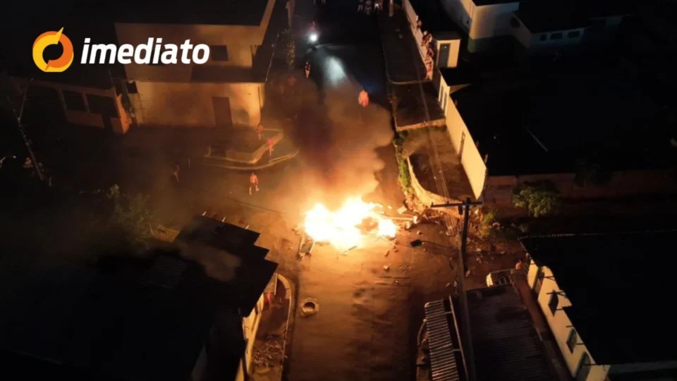 Moradores da rua Doutor Didia, no bairro Zumbi dos Palmares, vivem há 24 horas sem energia elétrica