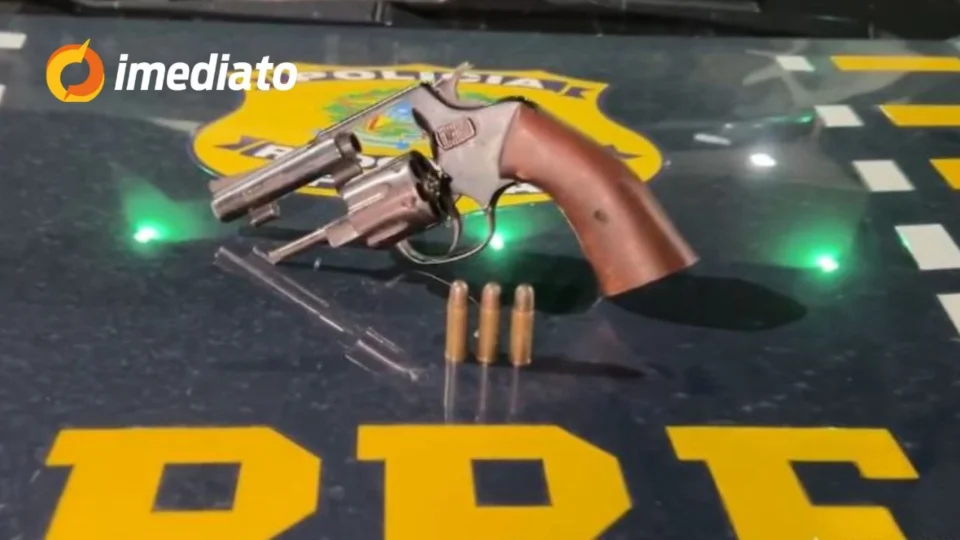 Polícia Rodoviária Federal prende pai e filho com arma de fogo dentro de veículo em Boa Vista