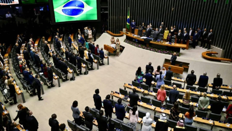 Câmara aprova urgência para projeto de Anistia que pode beneficiar Bolsonaro e condenados do 8 de janeiro