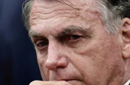 Bolsonaro é preso preventivamente por ordem de Alexandre de Moraes devido a risco de fuga