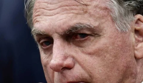 Bolsonaro é preso preventivamente por ordem de Alexandre de Moraes devido a risco de fuga