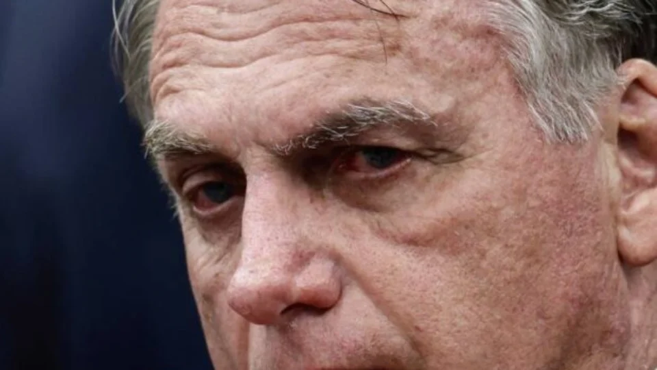 Bolsonaro é preso preventivamente por ordem de Alexandre de Moraes devido a risco de fuga