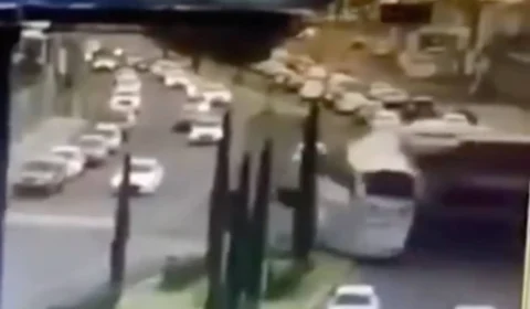 VEJA VÍDEO: Trem de carga atinge ônibus de dois andares, deixando 10 mortos e mais de 60 feridos