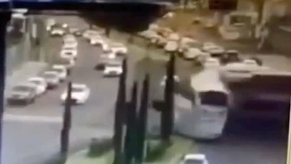 VEJA VÍDEO: Trem de carga atinge ônibus de dois andares, deixando 10 mortos e mais de 60 feridos