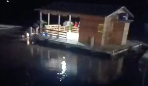 VEJA VÍDEO: Criança de 4 anos cai de flutuante e desaparece no Iranduba