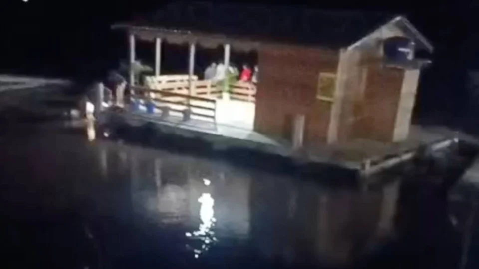 VEJA VÍDEO: Criança de 4 anos cai de flutuante e desaparece no Iranduba