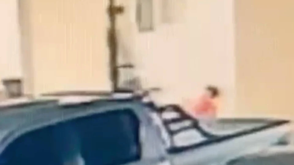 VEJA VÍDEO: Menino de 8 anos tem tímpano perfurado após levar tapa de oficial de justiça