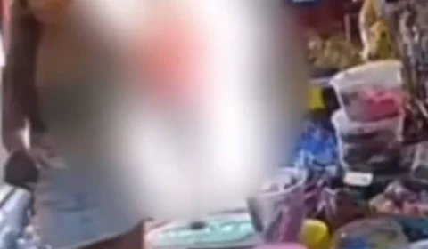 VEJA VÍDEO: Mulher agride atendente com chinelada após filho fazer compras sem permissão no Maranhão