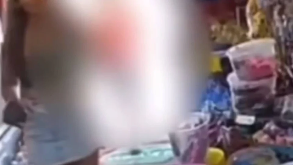 VEJA VÍDEO: Mulher agride atendente com chinelada após filho fazer compras sem permissão no Maranhão