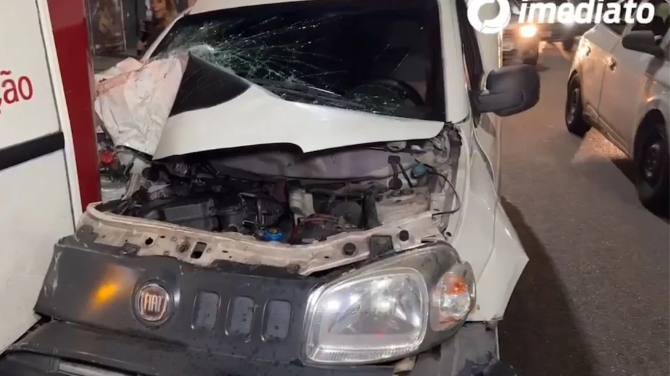 Motorista embriagado bate em ônibus e é preso após desacato no bairro São Francisco