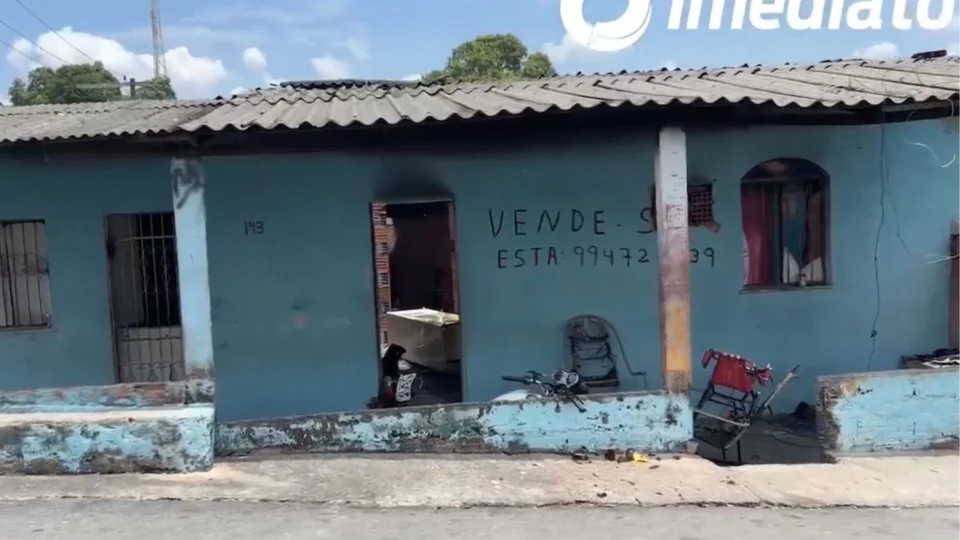 Casa é incendiada após homicídio no bairro Colônia Terra Nova 3