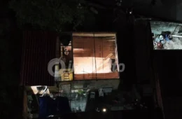 Telhado de casa voa com ventania e assusta família com bebê de 10 dias no Cidade de Deus