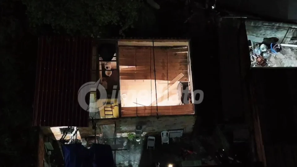 Telhado de casa voa com ventania e assusta família com bebê de 10 dias no Cidade de Deus