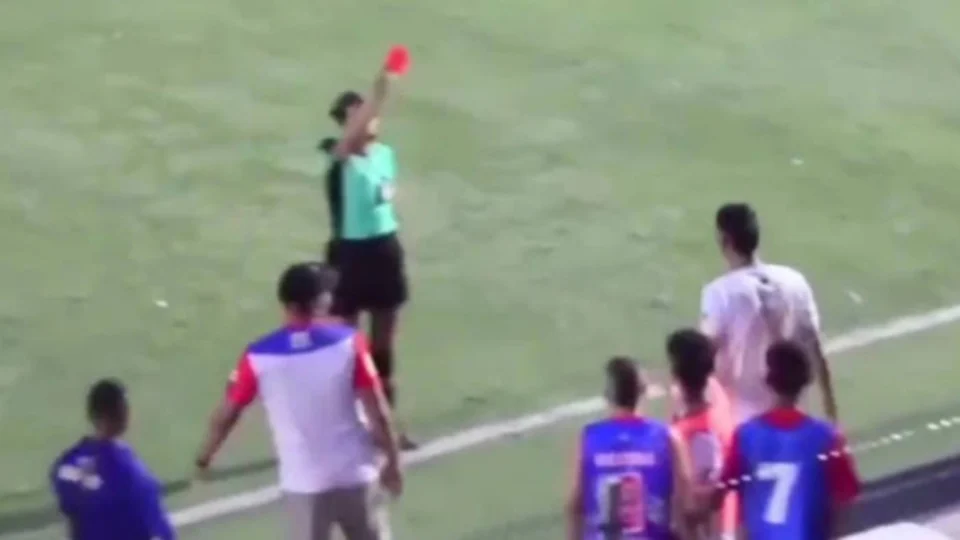 VEJA VÍDEO: Árbitra expulsa jogador, é agredida e ainda tenta revidar