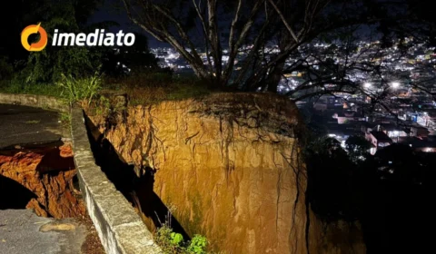 Moradores da Rua Ladário, na Cidade Nova, vivem sob risco de deslizamento de terra e cobram ação imediata das autoridades