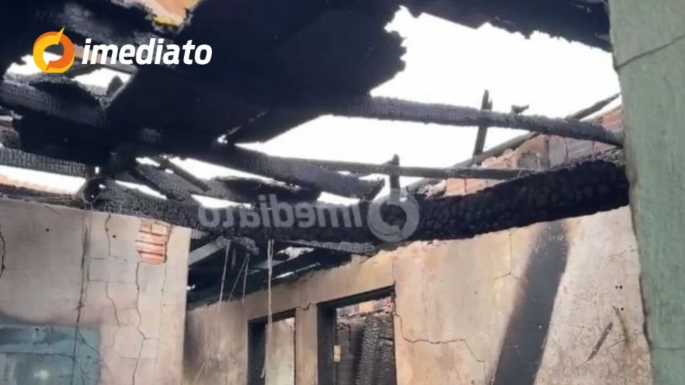 Incêndio atinge três residências no bairro Compensa e deixa famílias desabrigadas em Manaus