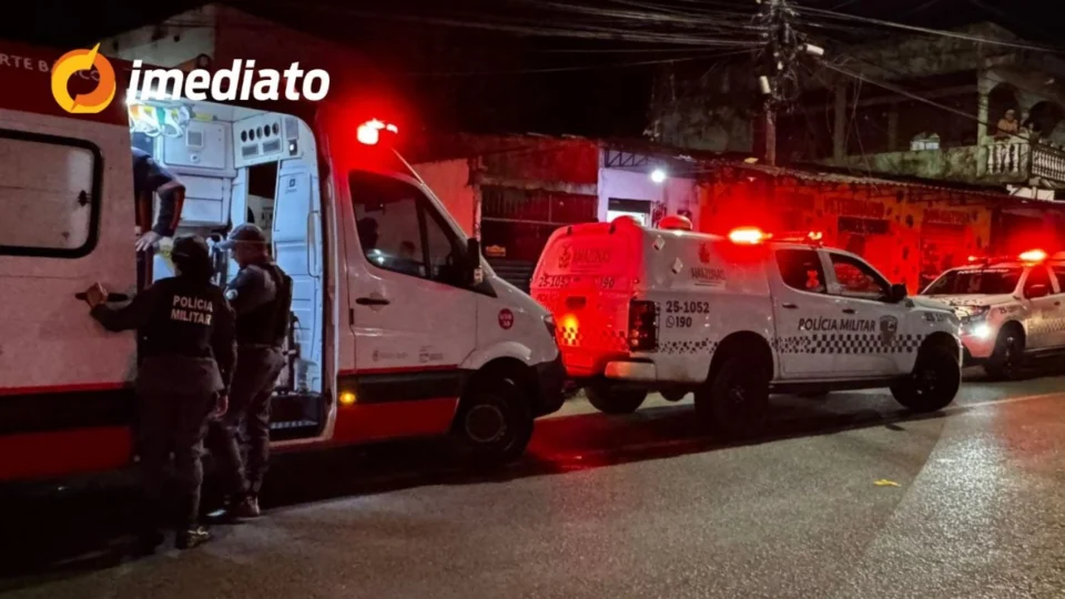 Acidente envolvendo dois carros e uma motocicleta deixa duas pessoas feridas no bairro Compensa