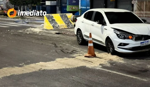 Carro fica destruído ao colidir com mureta em trecho em obras na Avenida Autaz Mirim