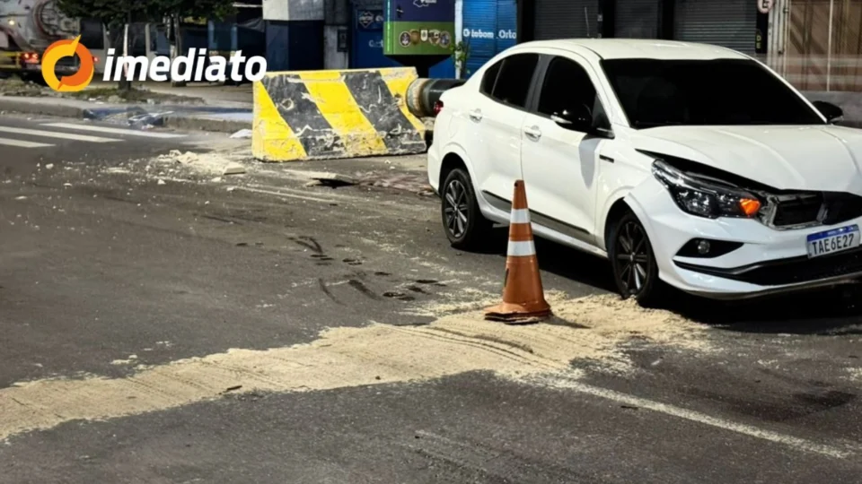 Carro fica destruído ao colidir com mureta em trecho em obras na Avenida Autaz Mirim