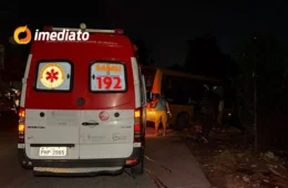 Passageira fica ferida após ‘amarelinho’ colidir contra poste e causar apagão no bairro Nova Cidade