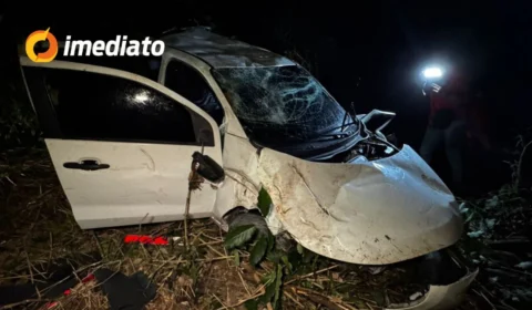 Mulher morre após carro capotar e despencar em ribanceira na Estrada do Iranduba