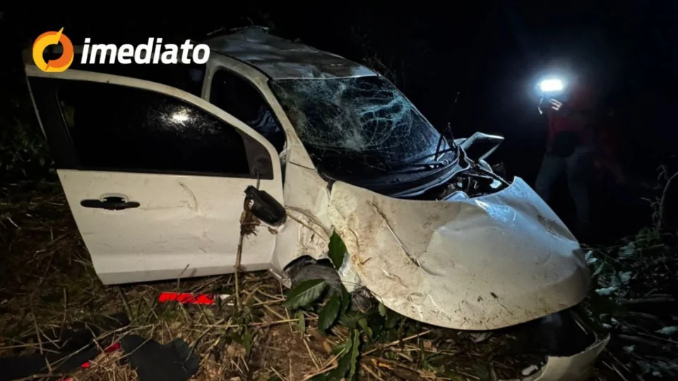 Mulher morre após carro capotar e despencar em ribanceira na Estrada do Iranduba